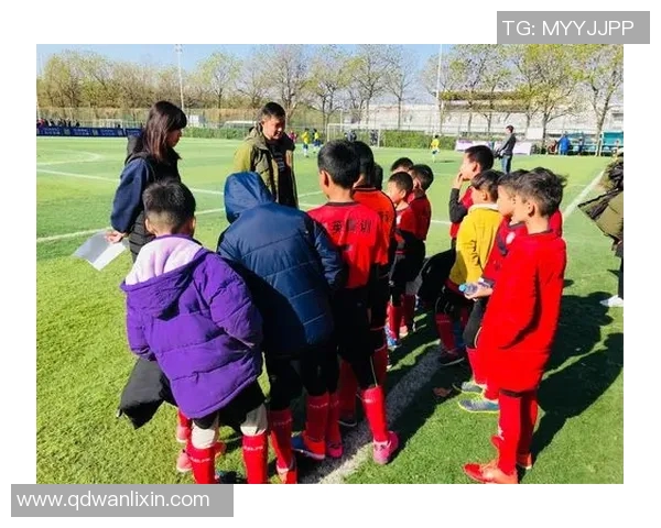 小球迷热情呼喊足球明星展现青春活力与梦想追逐的感人瞬间